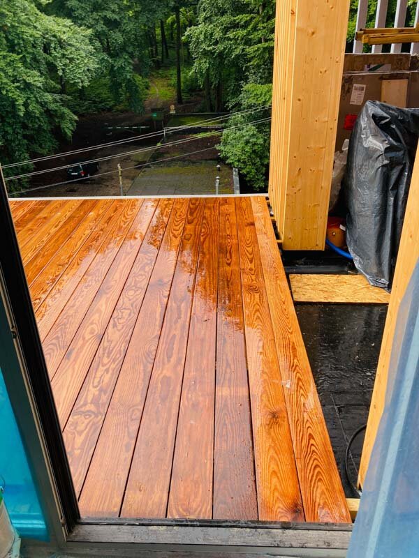 Terraza de madera sobre plots soporte
