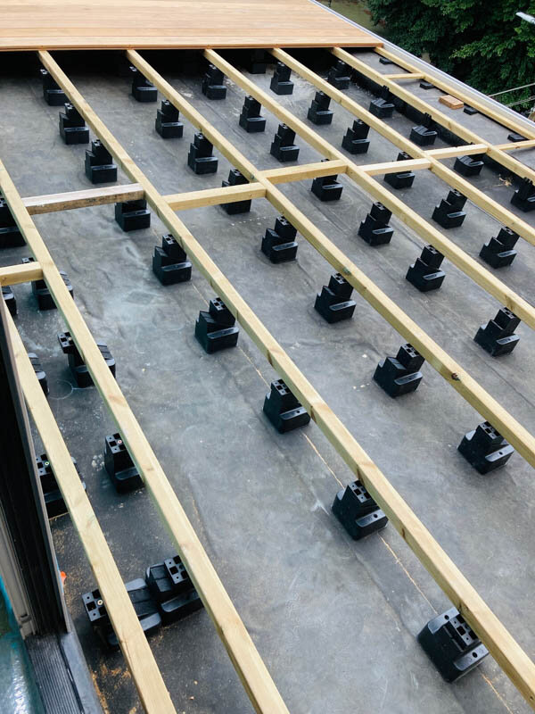 Separación de plots soporte de terraza bajo vigas de madera en terraza