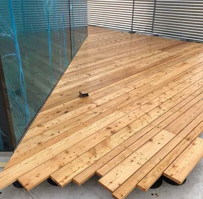 Terraza de madera natural de diferentes anchos sobre terraza con suelo técnico solver