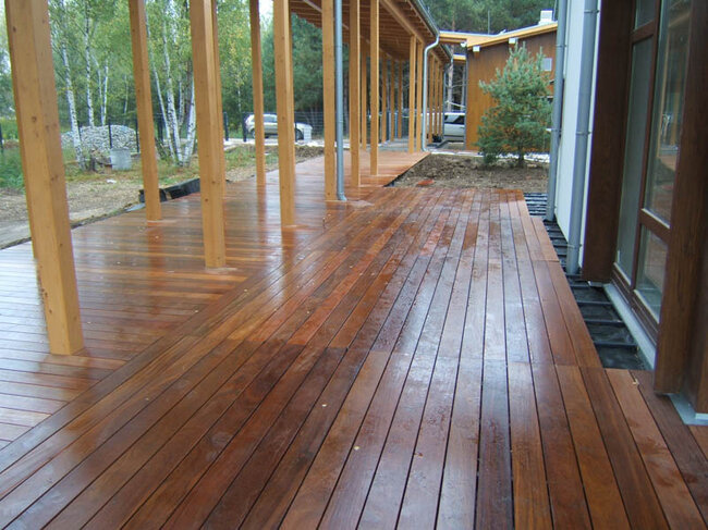 Gran terraza de madera natural sobre el suelo sobre vigas y plots soporte regulables solver