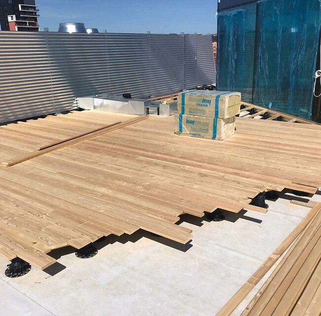 Construcción de terraza de madera natural sobre plots soporte