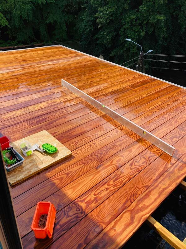 Terraza de madera nivelada con tablas naturales con vigas y plots soporte