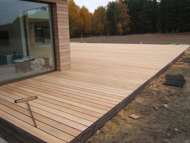 Realización de terraza con suelo técnico sobre el terreno con tablas naturales