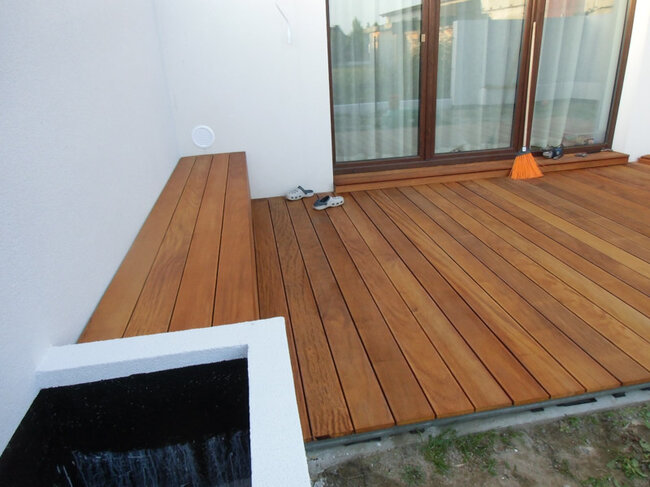 Terraza de madera con banco de madera natural