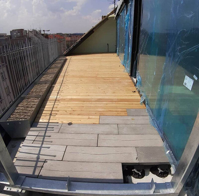 Terraza con baldosas de hormigón y tablas naturales