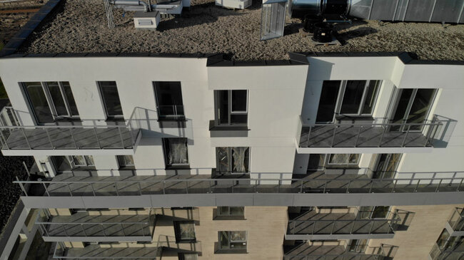 Edificio de viviendas con balcones en sistema de terrazas con suelo técnico