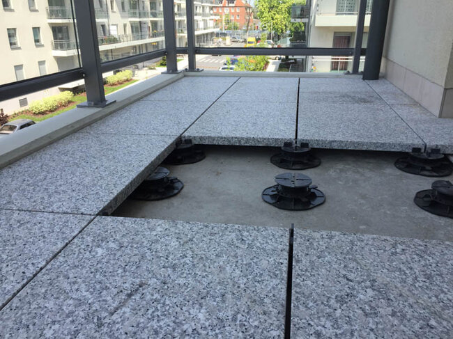 Soportes regulables estándar para baldosas de gres en balcón