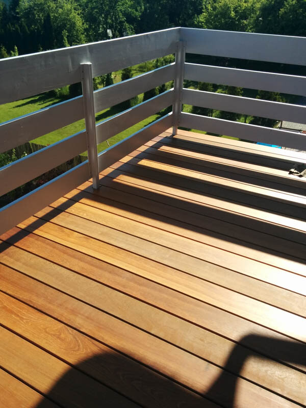 Terraza con suelo técnico con tablas naturales en el balcón