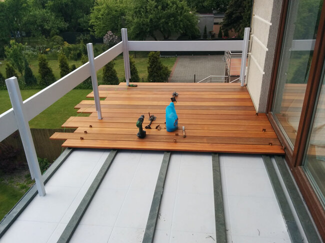 Montaje de tablas de terraza en el balcón