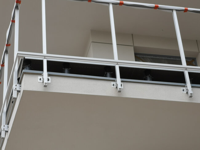Vista de terraza con suelo técnico antes del acabado de los bordes en el balcón