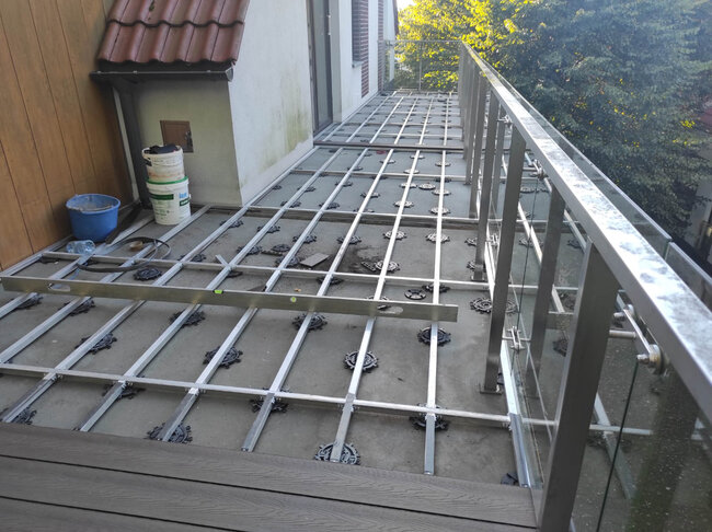 Construcción con vigas de aluminio en el balcón con plots soporte espirales