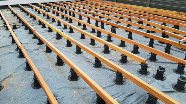 Soportes colocados sobre la lámina de aislamiento impermeable