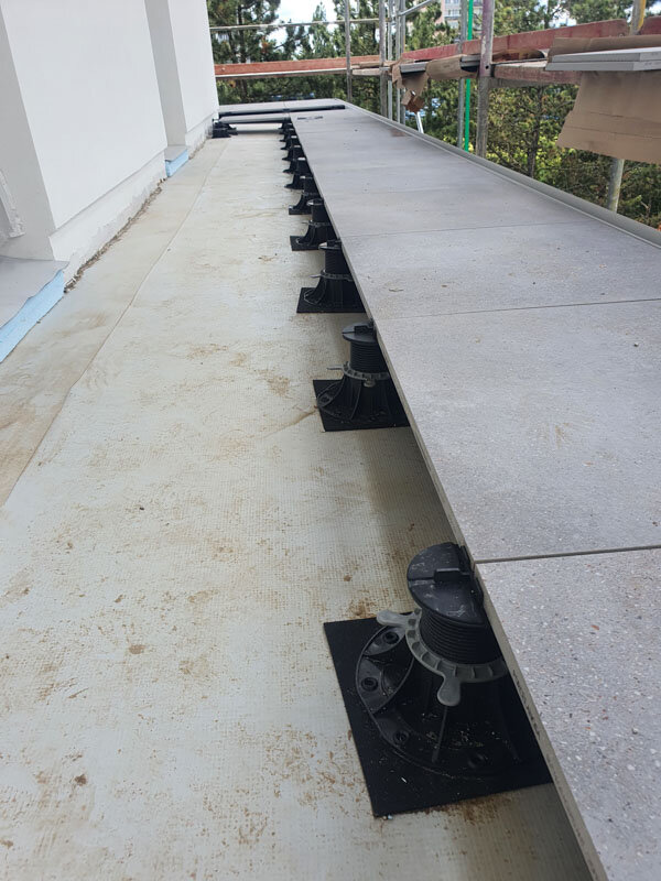 Soportes colocados sobre goma para proteger la impermeabilización de la terraza o el techo