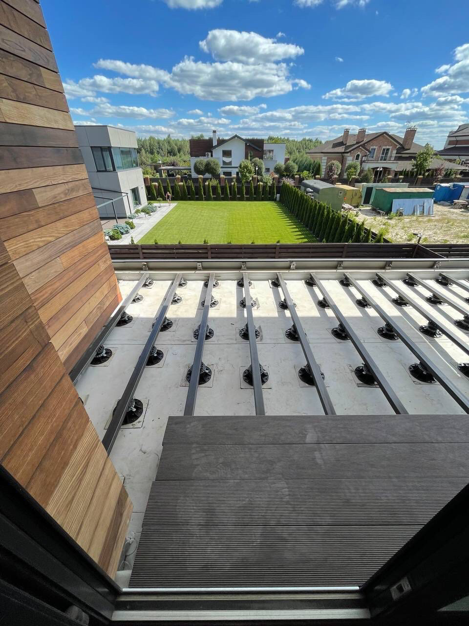 Vista de la terraza instalada sobre vigas y plots soporte de terraza