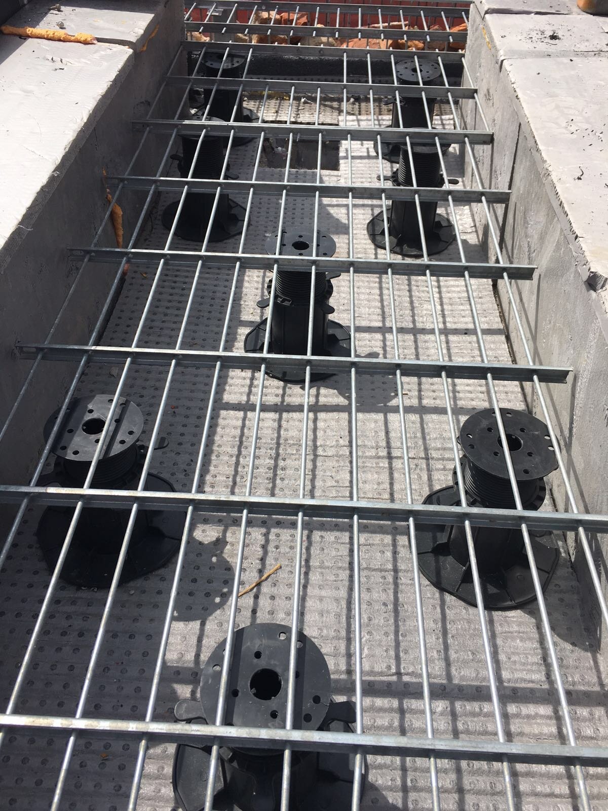 Soportes para rejillas en terraza o cubierta ventilada