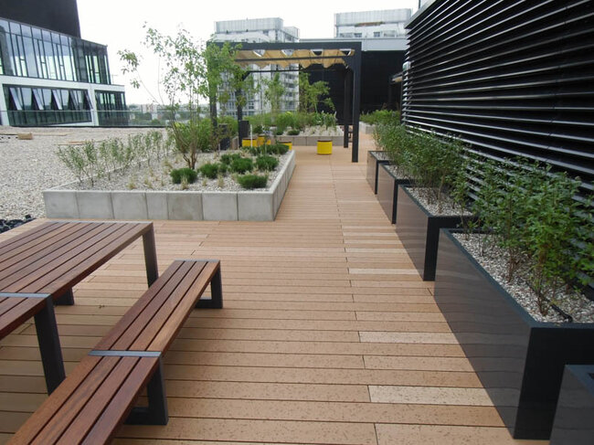 Terraza en azotea transitable con vigas y tablas compuestas y vegetación