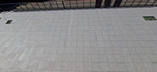 Terraza con baldosas en una gran superficie, baldosas cerámicas de gres de 2 cm