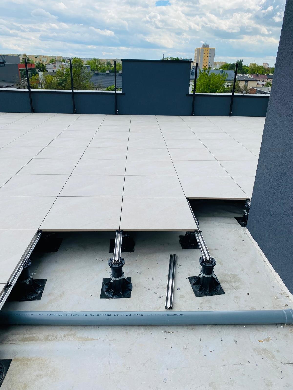Baldosas de terraza colocadas sobre vigas soportadas por plots soporte