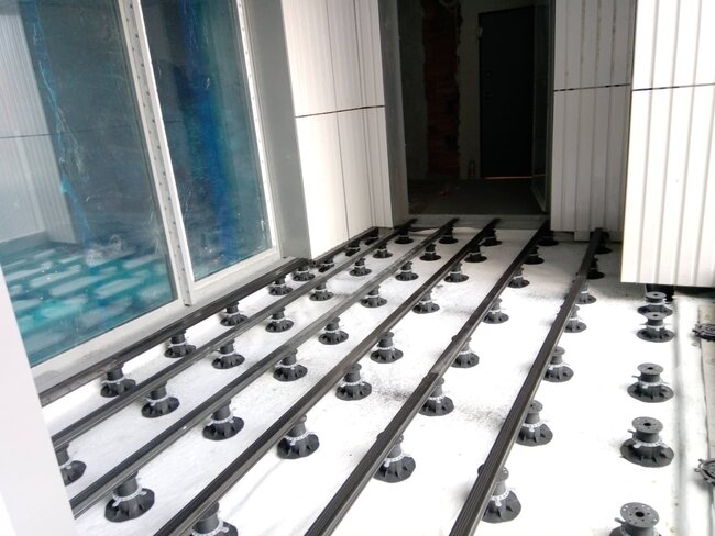 Listos los rastreles colocados en la terraza sobre plots soporte regulables solver