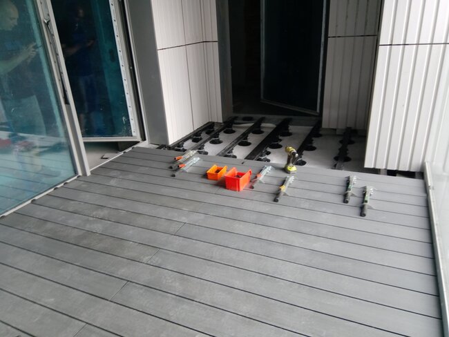Montaje de la superficie superior en la terraza acabada con tabla compuesta