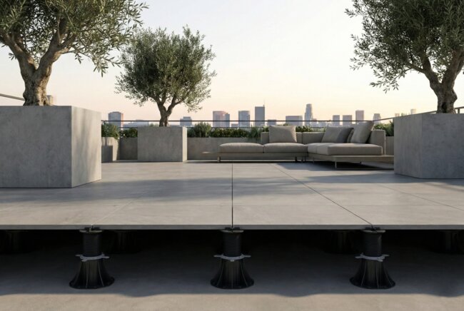 Visualización de la subestructura de una terraza con suelo técnico con baldosas de gres de 2 cm sobre terraza con suelo técnico