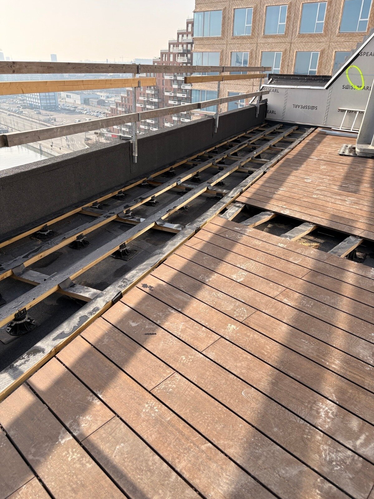 Terraza con suelo técnico acabada con tablas sobre vigas con plots soporte regulables solver