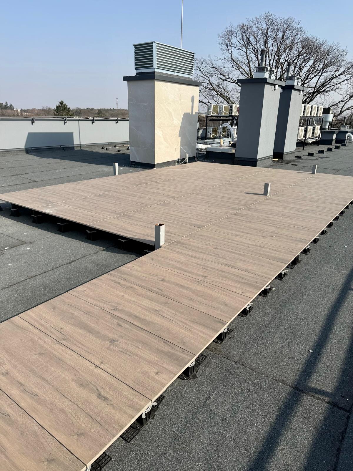 Soportes de Terraza en azotea plana con baldosas imitación madera