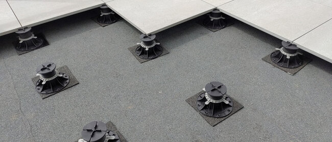 Soportes regulables con almohadillas SBR para baldosas de terraza