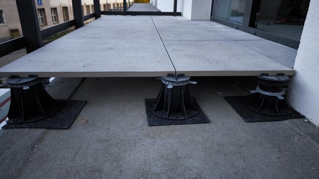 Terraza con suelo técnico con baldosas cerámicas y vista al océano.