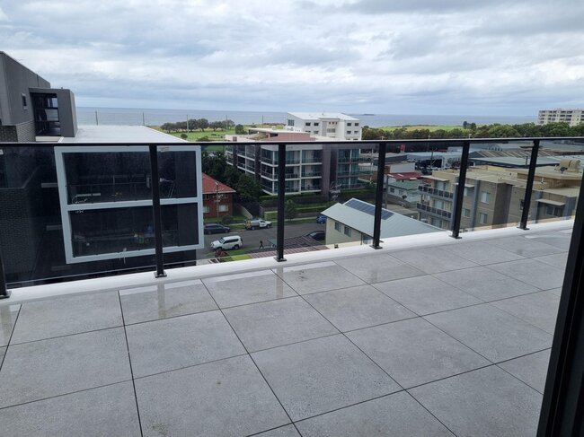 Terraza compuesta con maceteros integrados y banco.