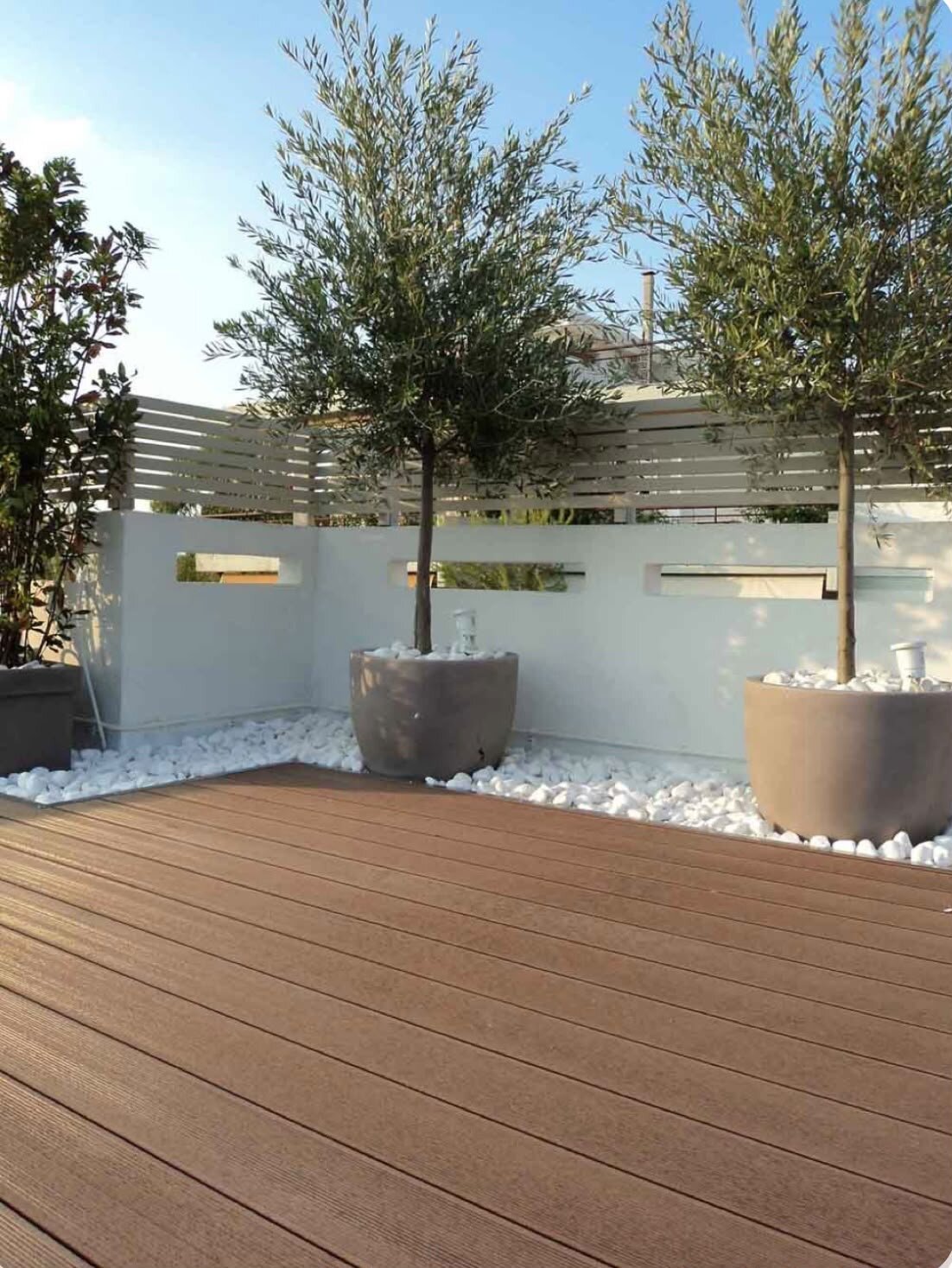 Terraza de madera con un conjunto de muebles de jardín.