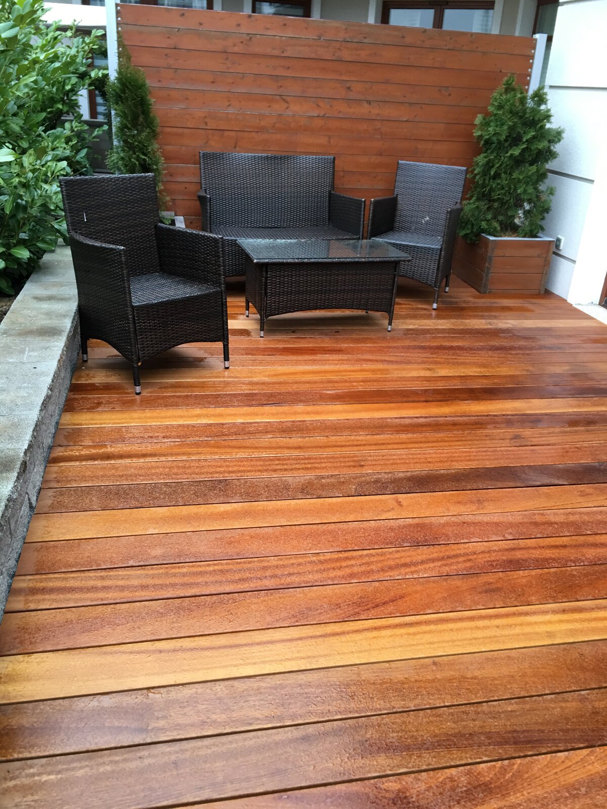 Montaje de terraza de madera con suelo técnico con acceso de revisión para instalaciones.