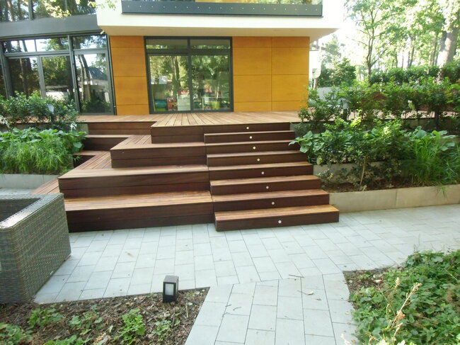 Moderno terrazo de madera en el jardín