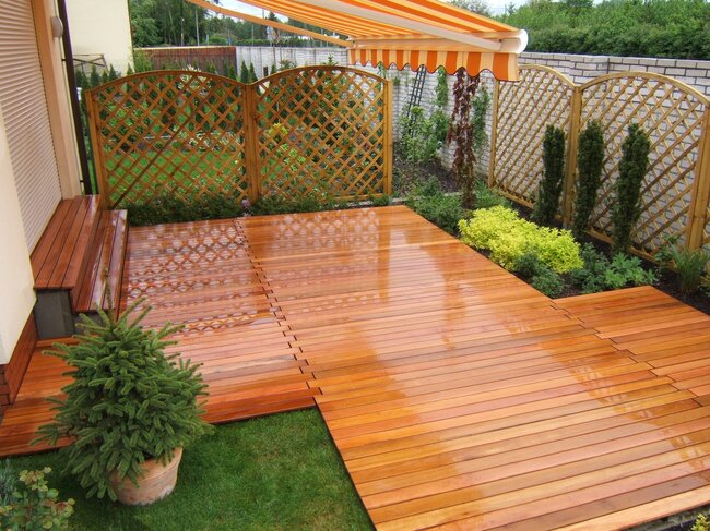 Escaleras de terraza de madera exótica con iluminación