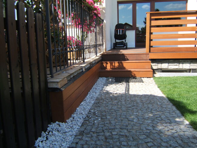 Pequeña terraza de madera con toldo y celosía de madera para jardín