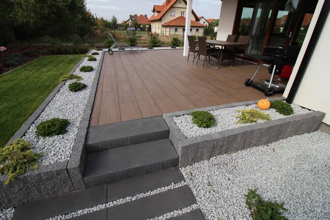 Montaje de baldosas de terraza sobre plots soporte regulables construcción de terraza con suelo técnico