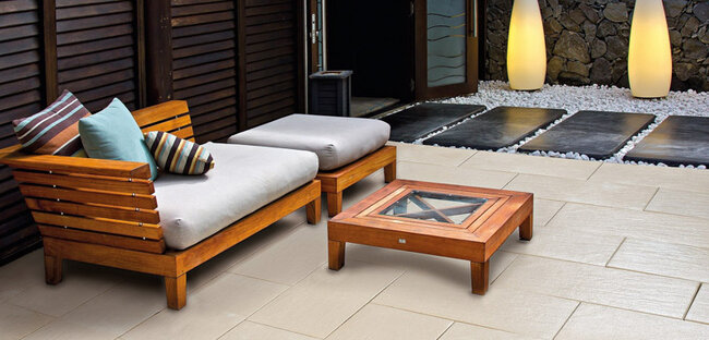 Baldosas de terraza imitación madera sobre soportes en una disposición de jardín con piedras