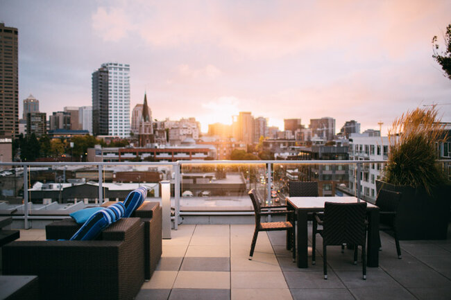 Terraza con suelo técnico con baldosas de gran formato en la azotea de un edificio con vistas a la ciudad