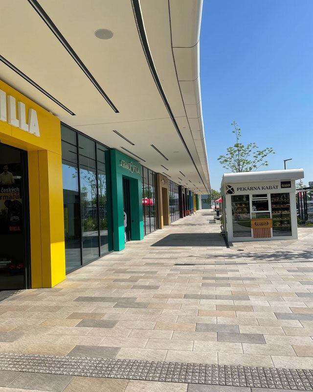 Suelo de baldosas de terraza frente al pasaje comercial.