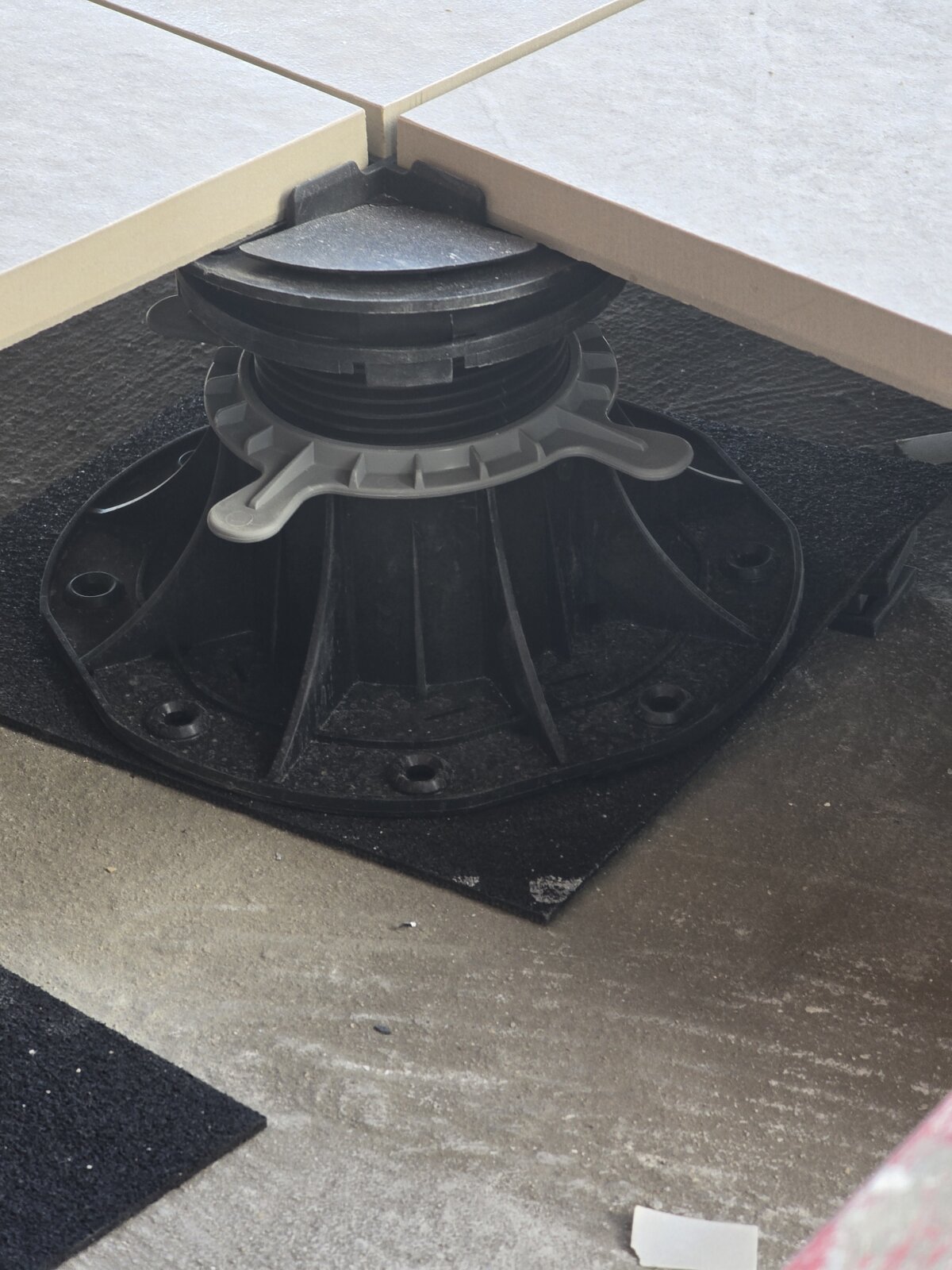 Soporte regulable para baldosas de terrazas ventiladas.
