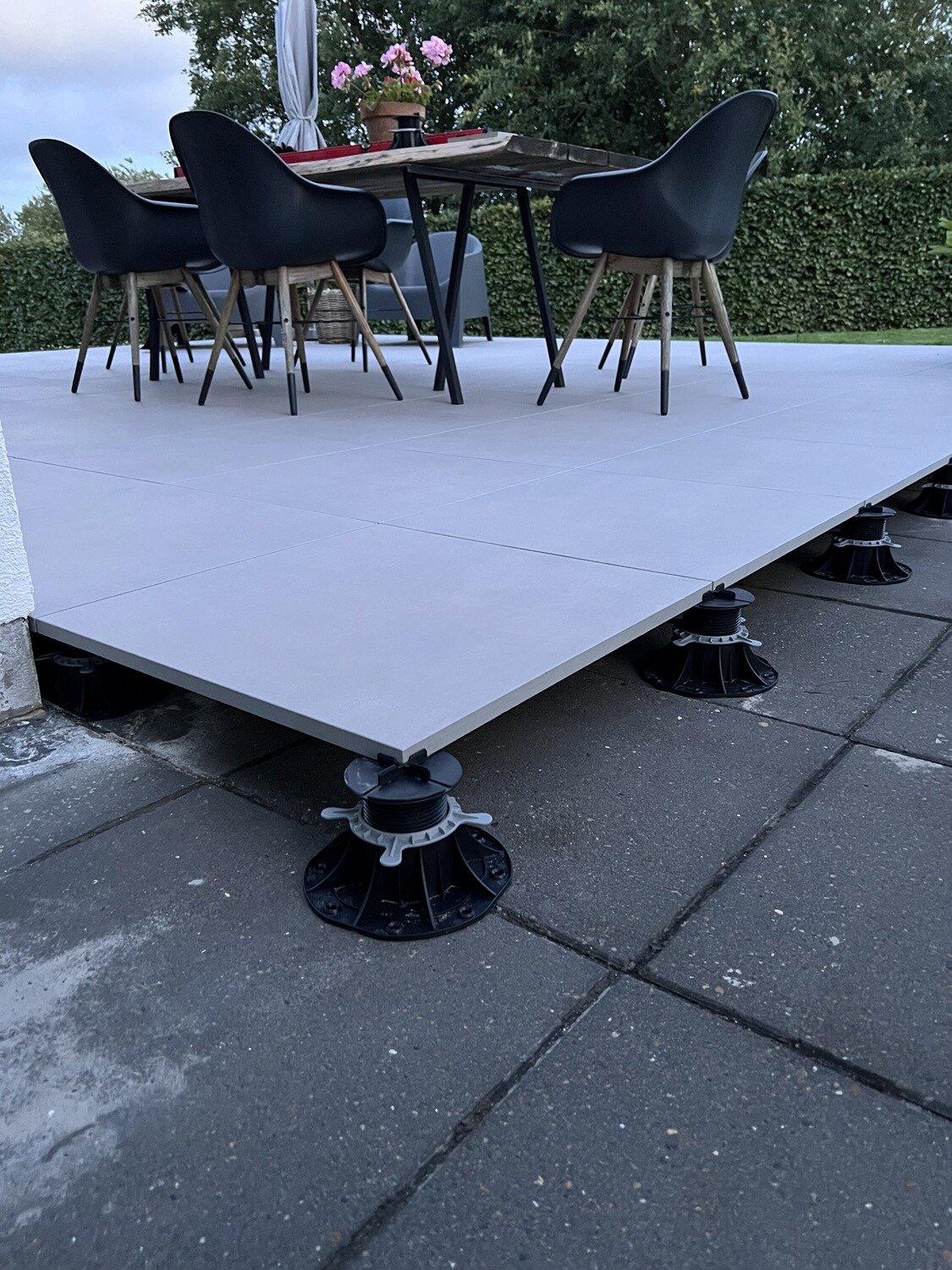 Construcción de terraza con suelo técnico con baldosas cerámicas sobre plots soporte