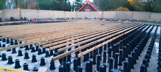Montaje de la subestructura de la terraza sobre plots soporte regulables de plástico