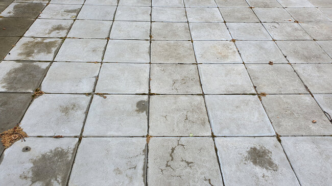 Baldosas de hormigón colocadas en terraza con suelo técnico