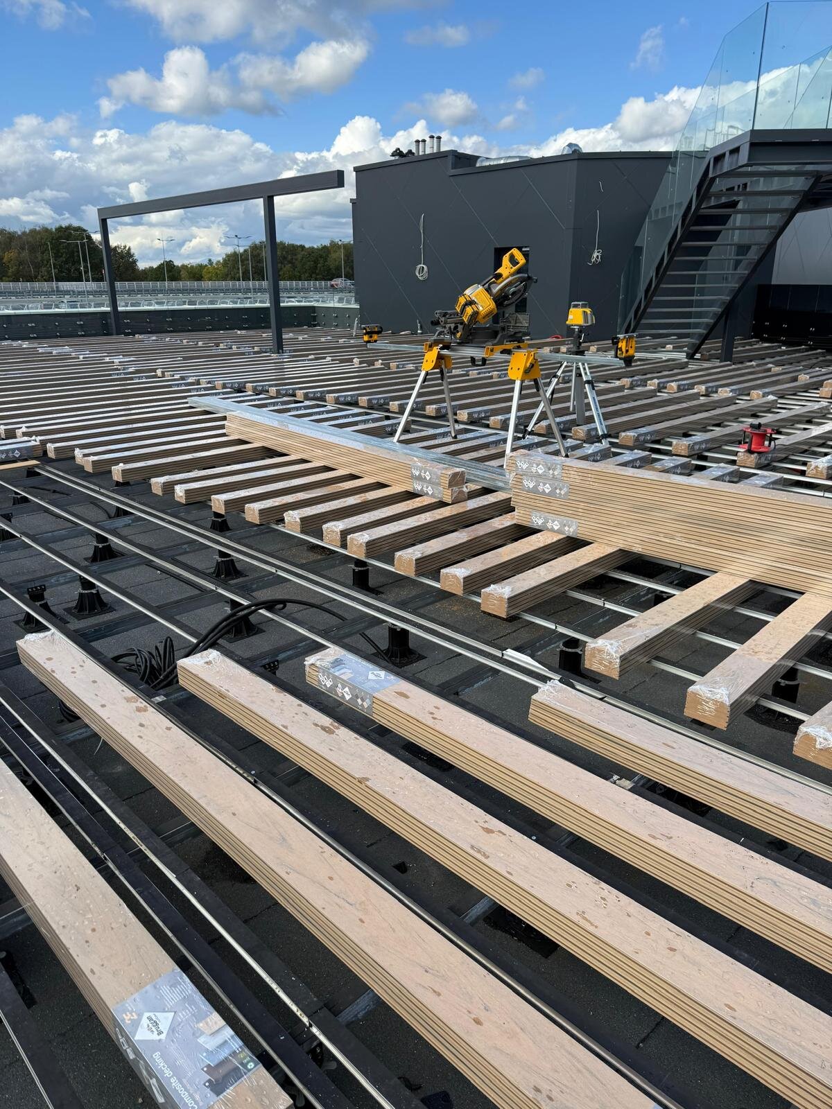 Instalación de tablas compuestas en una terraza de gran formato