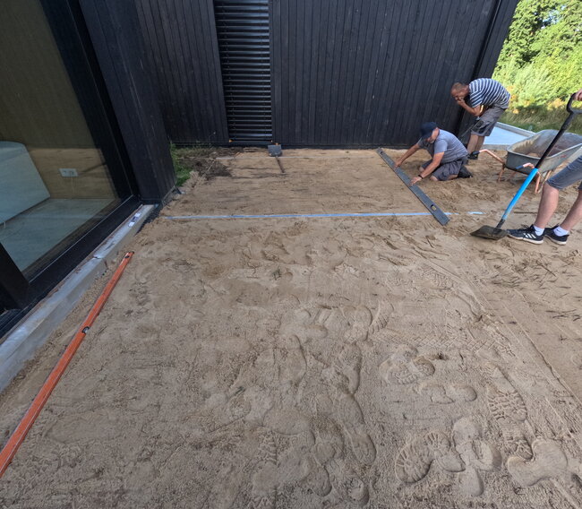 Preparación y nivelación de la base para la construcción de la terraza