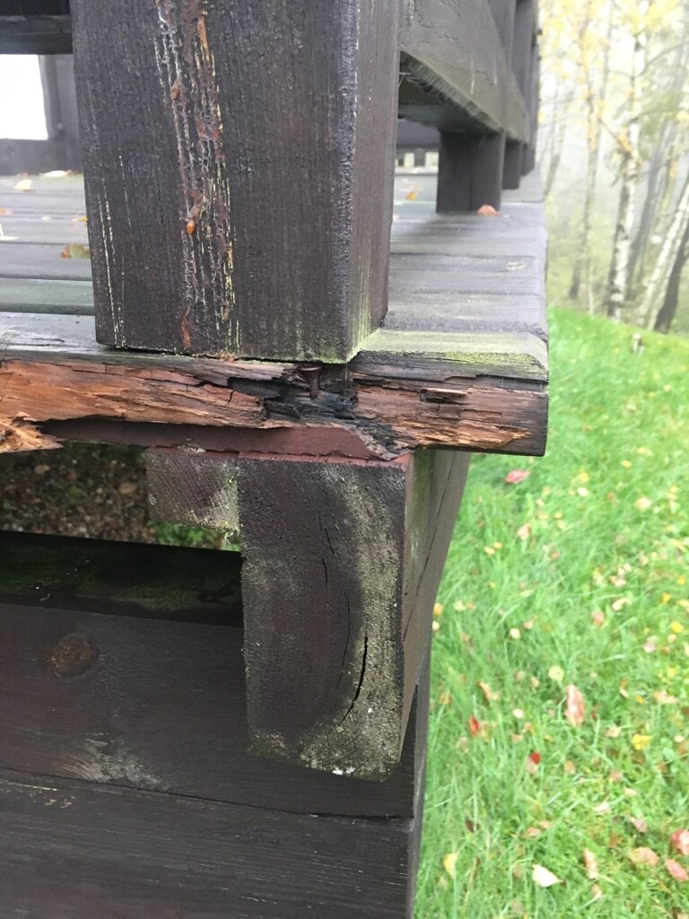 Dañada y podrida estructura de madera de la terraza