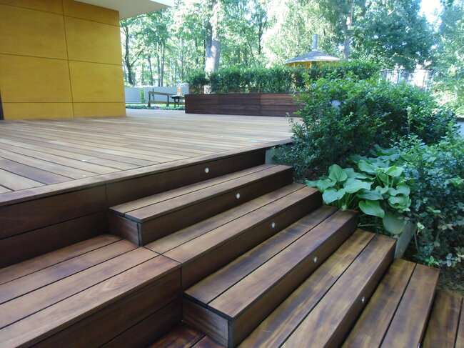 Escaleras de terraza de madera con iluminación LED