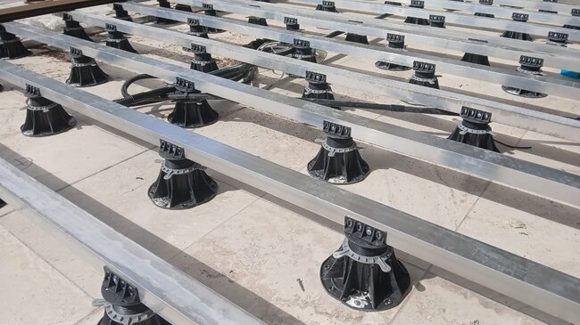 Aluminium joists laid on adjustable pedestals under the terrace