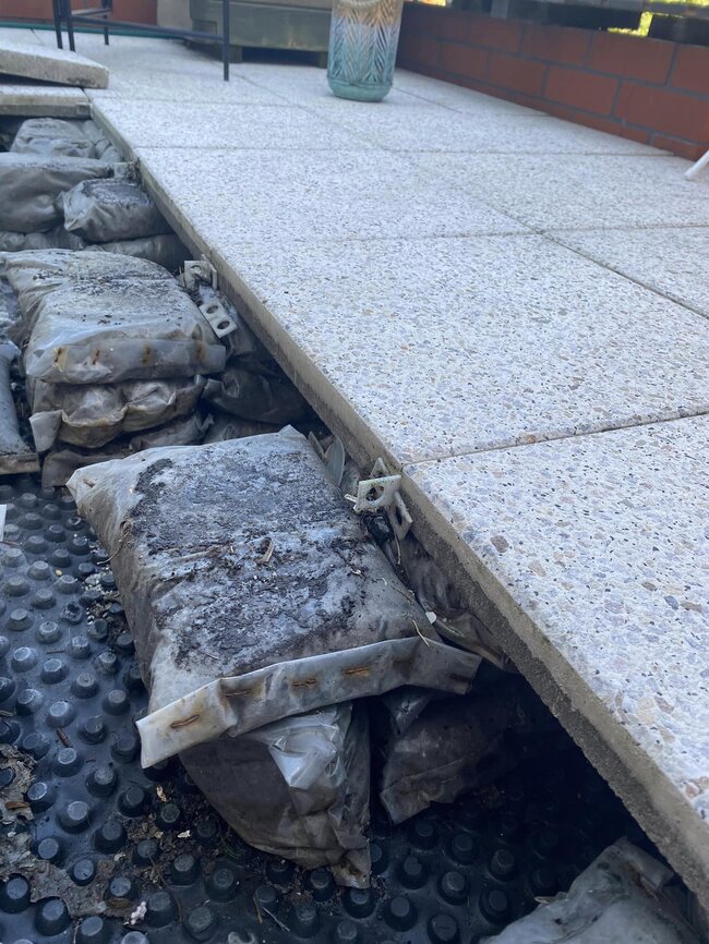 Montaje de baldosas de terraza sobre bolsas de mortero