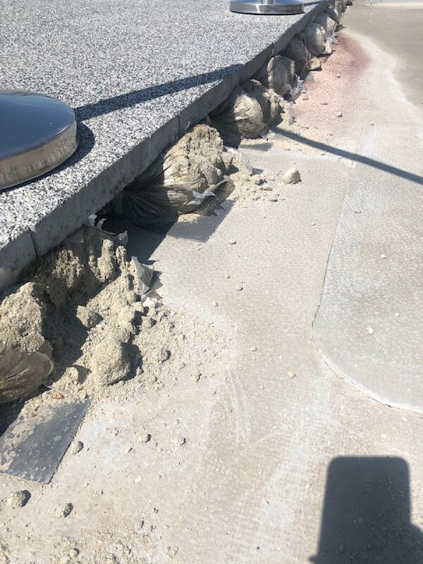 Montaje de baldosas de terraza sobre sacos de mortero, drenaje